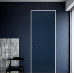 Межкомнатная дверь Дубрава Invisible скрытого монтажа 56 мм с алюминевой серебряной кромкой (от себя), белый грунт